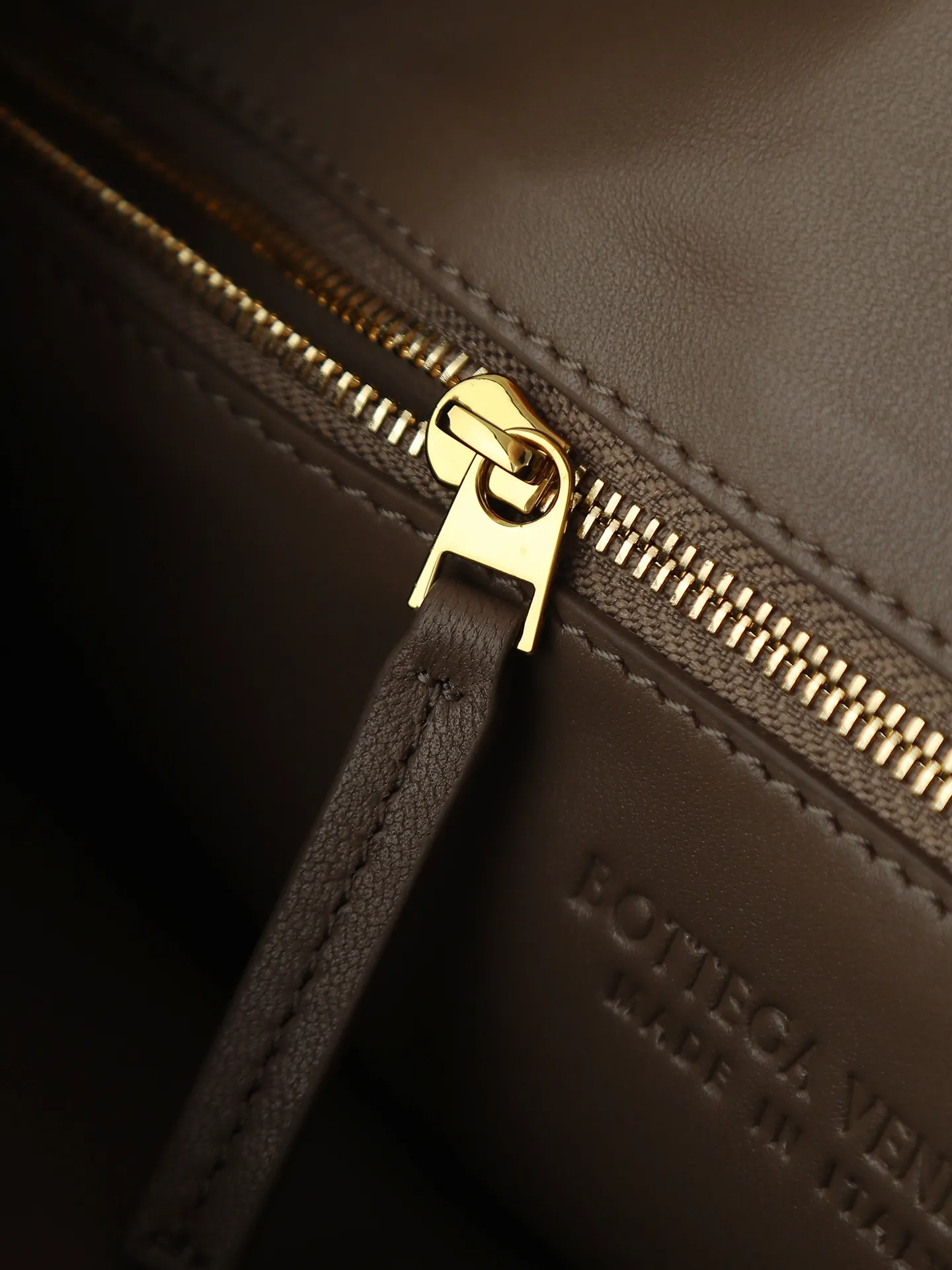 1180. #Bv’s new medium size HO 796262. The bag body and handles are made of a whole piece of woven leather. The bag body is soft and lazy. Ho symbolizes the praise of innovation and eternal craftsmanship [love]. The pyramid silhouette combines practicality and fashion. It is modern and casual. The double-sided closure design of the bag mouth is more convenient and safe! Made of soft cowhide and full of texture, this is a must-have for fashionable ladies who like minimalism, comfort and casualness! Dimensions: 46x21x10